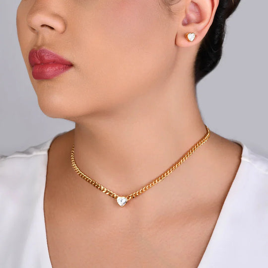 Conjunto Zircônia Coração banho ouro 18k em destaque sobre fundo neutro, zircônias cristal em formato de coração