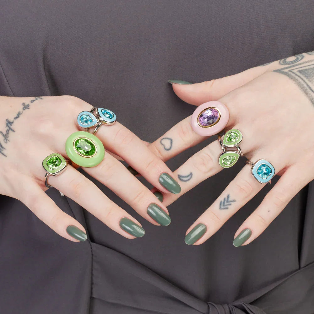 Anéis coloridos com pedras verdes, azuis e roxas, estilo moderno e vibrante para mulheres