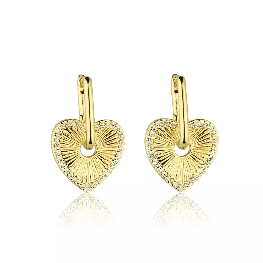 Brincos de coração dourado com zircônias e detalhe em relevo, joias elegantes e delicadas