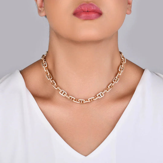 Colar Elos Cravejado Zircônia banho ouro 18k em destaque, elos cravejados com zircônias cristal