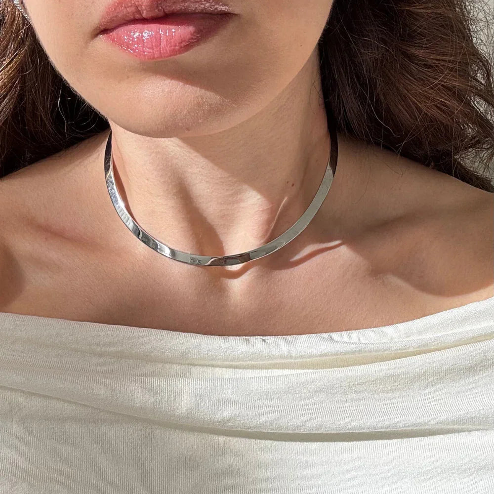 Colar choker prateado com acabamento texturizado, joia minimalista para mulheres