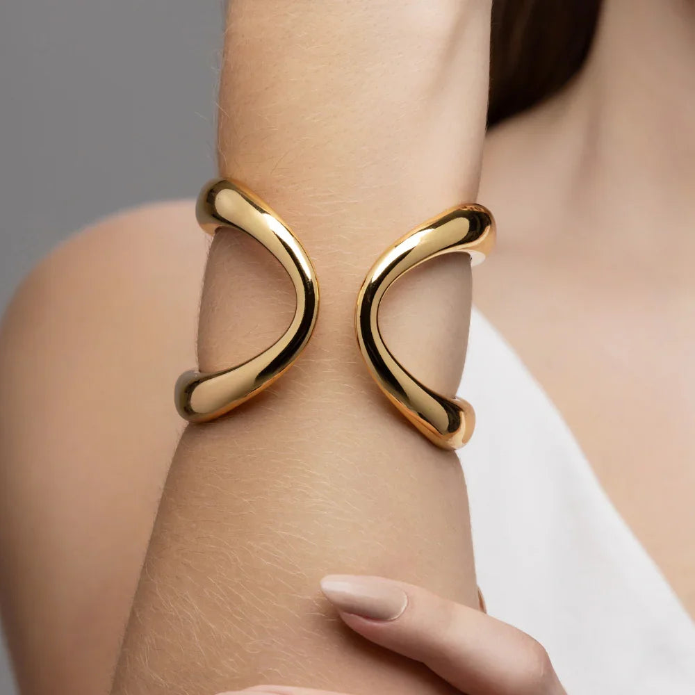Bracelete dourado moderno com design curvo e minimalista, joia de luxo para mulheres