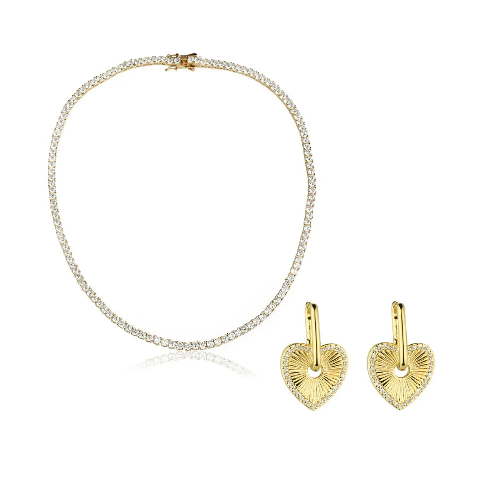 Conjunto de joias douradas com colar de zircônias e brincos em formato de coração
