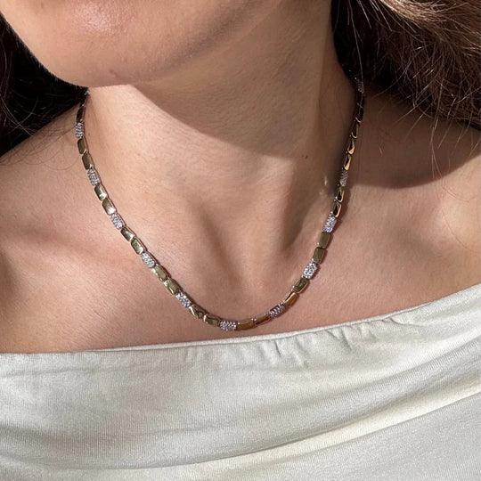 Colar Bicolor Micro Zircônias visto de perto, contraste entre banho ouro 18k e ródio branco