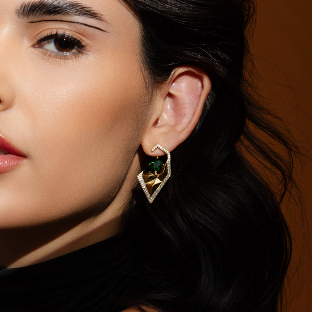 BRINCO ABSTRATO VERDE OURO 18K