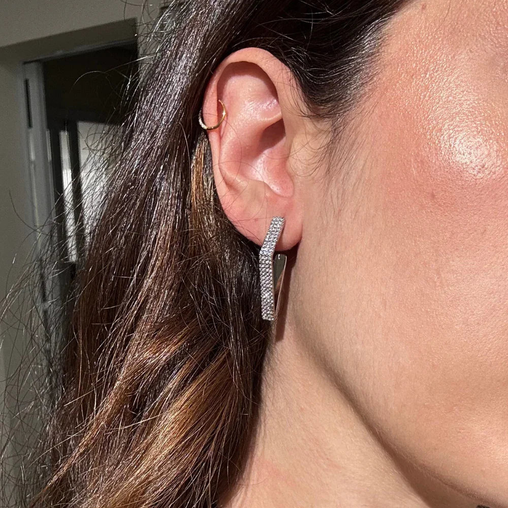 Brinco de argola com zircônias e piercing de orelha dourado, joia elegante e moderna