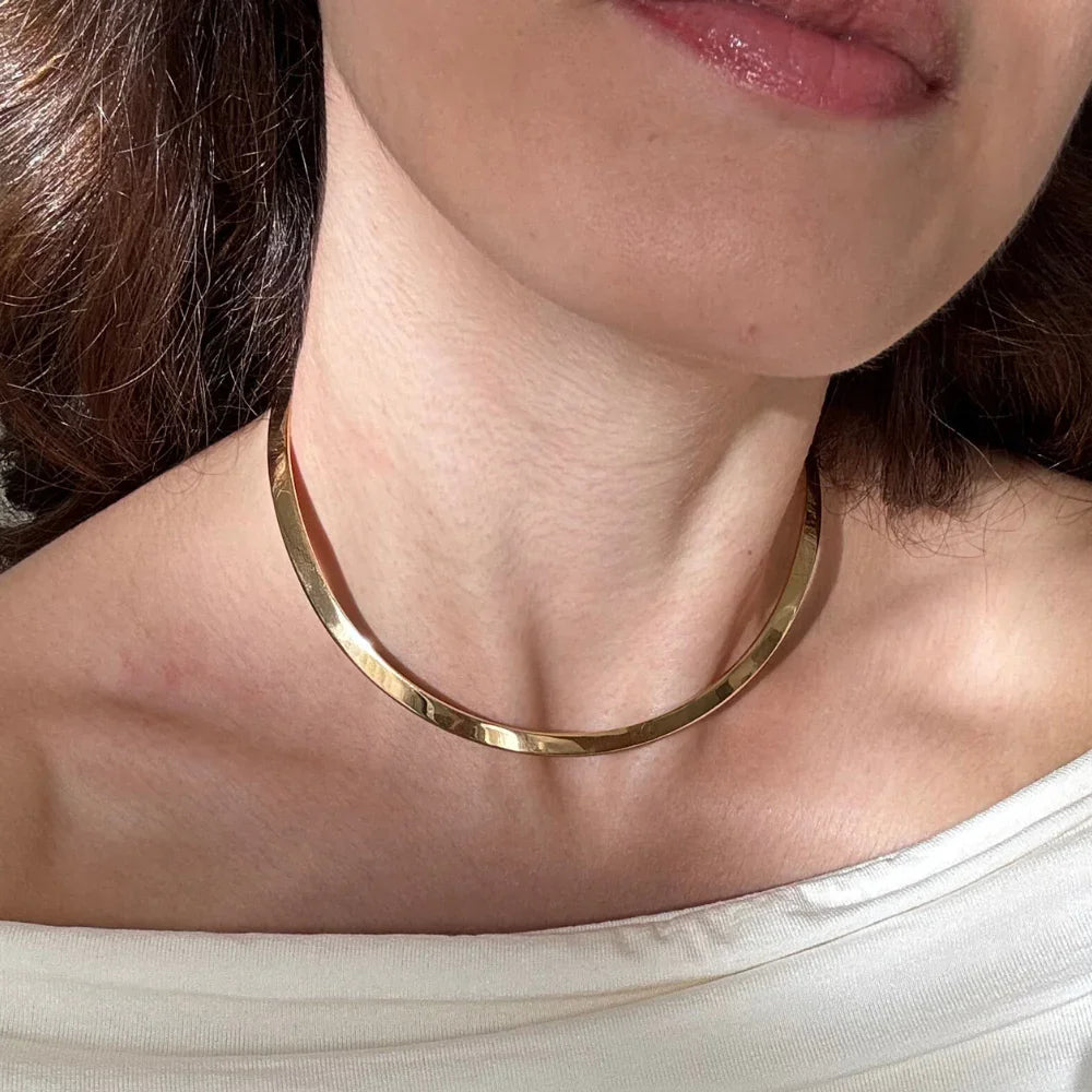 Colar dourado fino com acabamento texturizado, joia minimalista para mulheres
