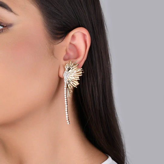 Detalhe do acabamento do conjunto Brinco e Anel Zircônias banho ouro 18k, brinco elegante e contemporâneo