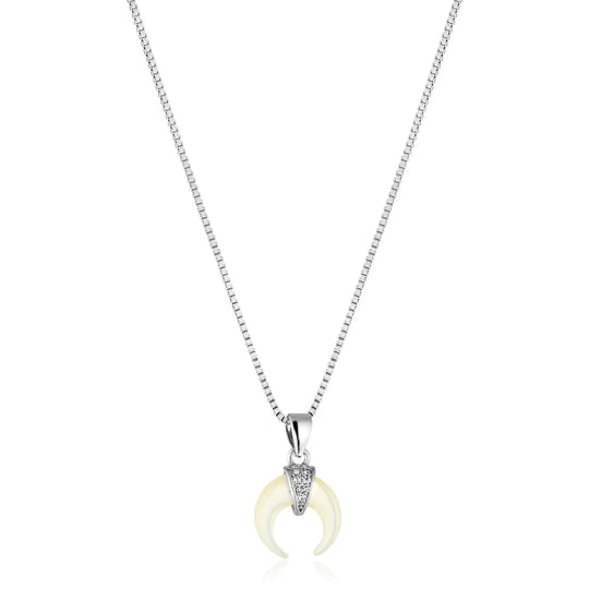 Colar Chifre Italiano Madrepérola banho ródio branco visto de perto, corrente delicada de 24 cm
