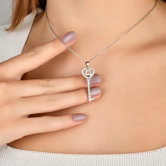 Colar Chave banho ródio branco em destaque, pingente de chave cravejado com zircônias cristal