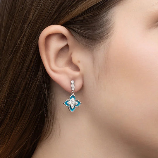 Brinco trevo esmaltado azul com zircônias cristal banho ródio branco em destaque