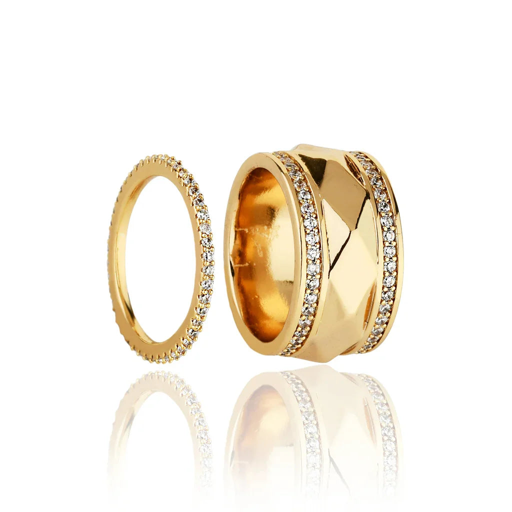 Alianças de ouro com zircônias, joias elegantes e modernas para casal