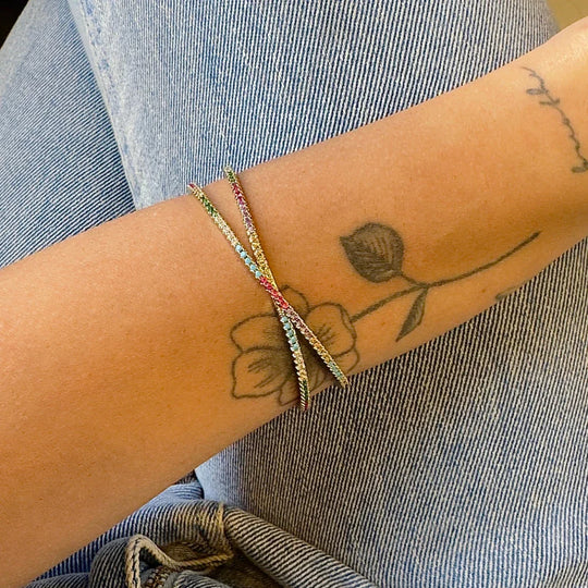 Bracelete X Colorido banho ouro 18k cravejado com zircônias coloridas em destaque sobre fundo claro