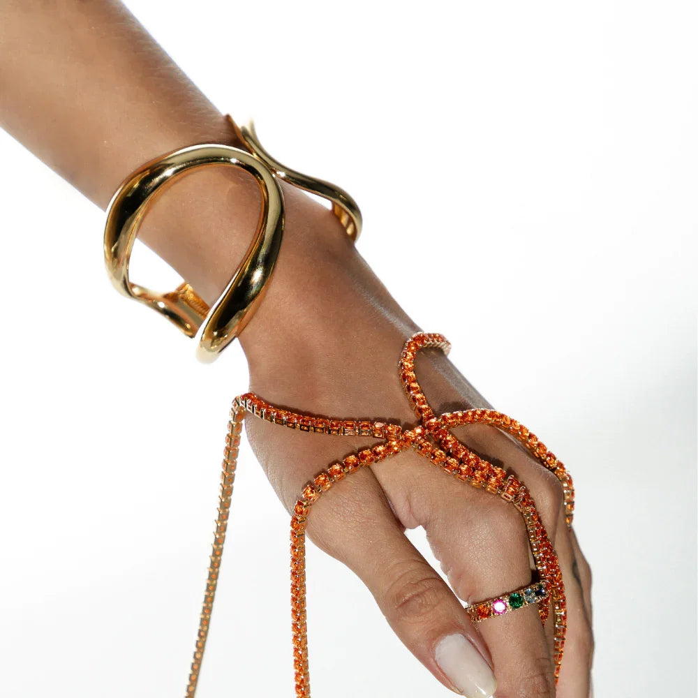 Bracelete dourado com pulseira de strass laranja e anel colorido, joias elegantes e modernas
