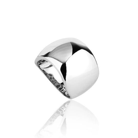 Anel Liso banho ródio branco usado na mão, compondo um visual elegante para o dia a dia