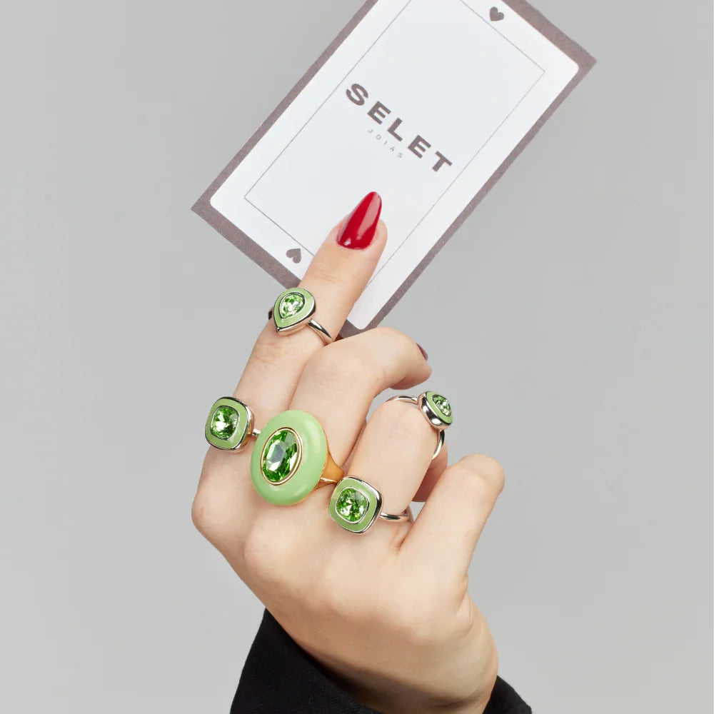 Anéis com pedras verdes e design moderno, combinando elegância e personalidade em joias únicas.