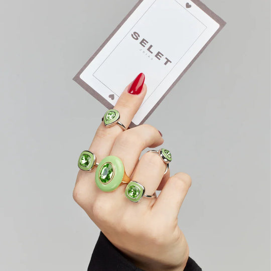 Anel Max Esmaltado Verde banho ouro 18k sobre fundo neutro, evidenciando esmalte verde e zircônia central em close