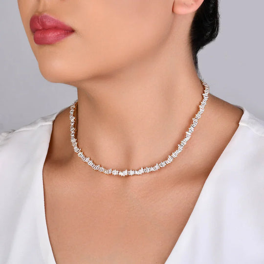 Detalhe do acabamento do colar Riviera Baguete Cristal banho ouro 18k, lapidação alongada de brilho sofisticado
