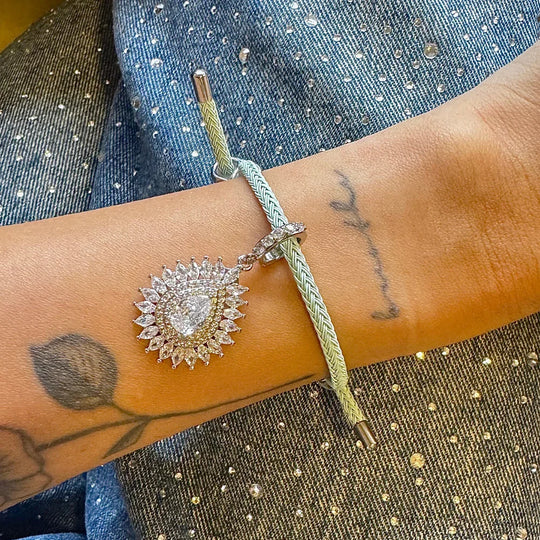 Pulseira de Corda Ajustável personalizada com pingente de flor cravejada