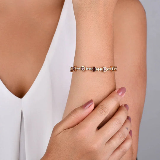Pulseira Zircônias Âmbar banho ouro 18k usada no pulso, brilho âmbar sofisticado