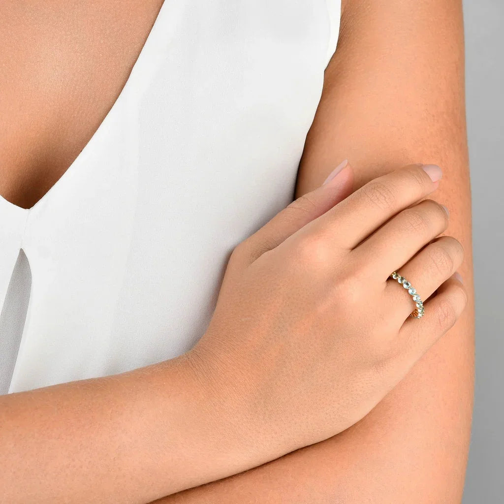 Anel delicado com pedras brilhantes em dedo de mulher, joia elegante e sofisticada