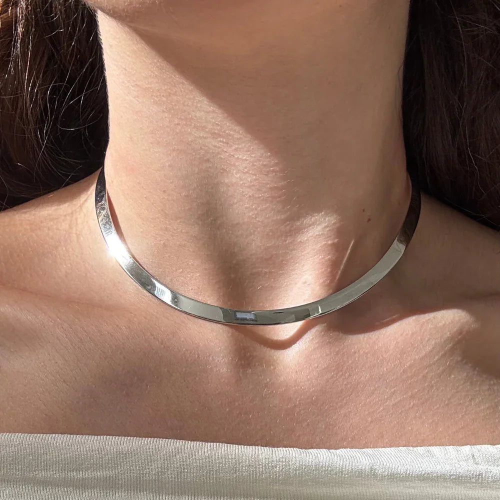 Colar choker prata minimalista com acabamento brilhante, joia moderna para mulheres