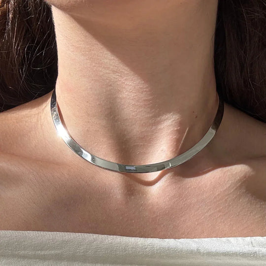 Choker Cleópatra fina banho ródio branco usada no pescoço em produção minimalista
