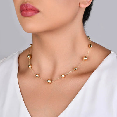 Colar bolinha lisa banho ouro 18k Selet Joias no colo