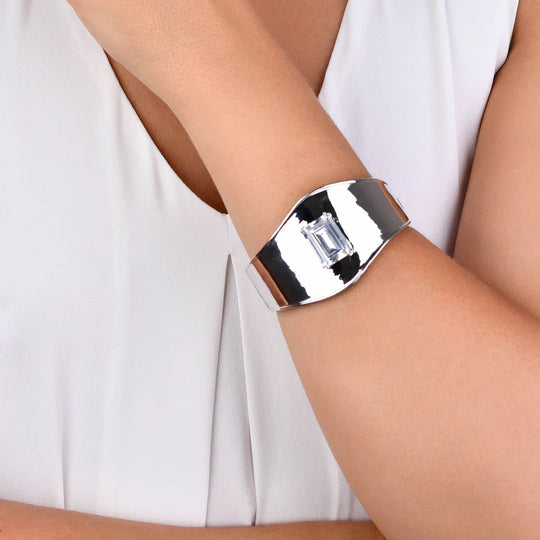 Bracelete Cristal Central banho ródio branco em destaque, design minimalista e moderno