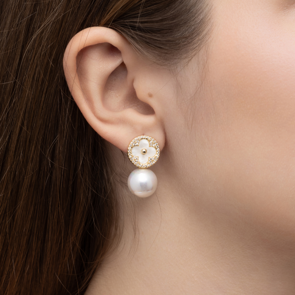 BRINCO TREVO BRANCO BANHO OURO