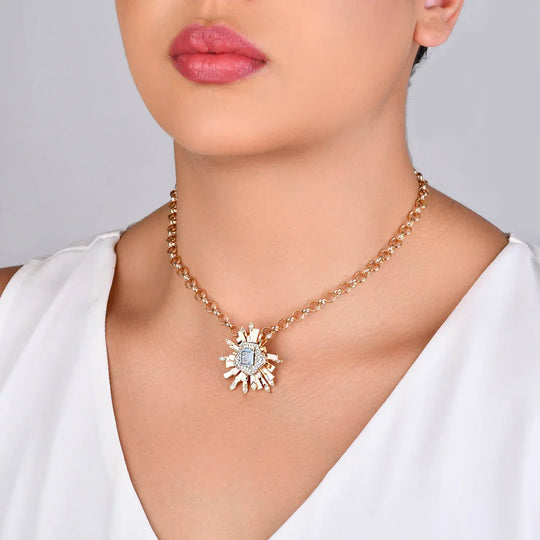 Conjunto Zircônia Central Azul banho ouro 18k usado na orelha e no pescoço, colar com pingente de zircônia azul