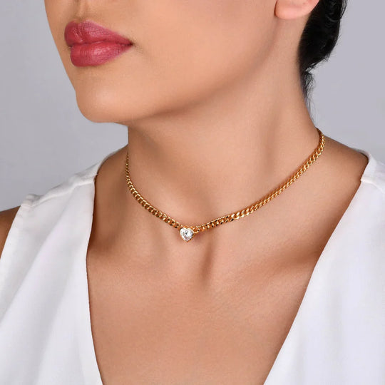 Close do conjunto Zircônia Coração banho ouro 18k mostrando brilho romântico e atemporal