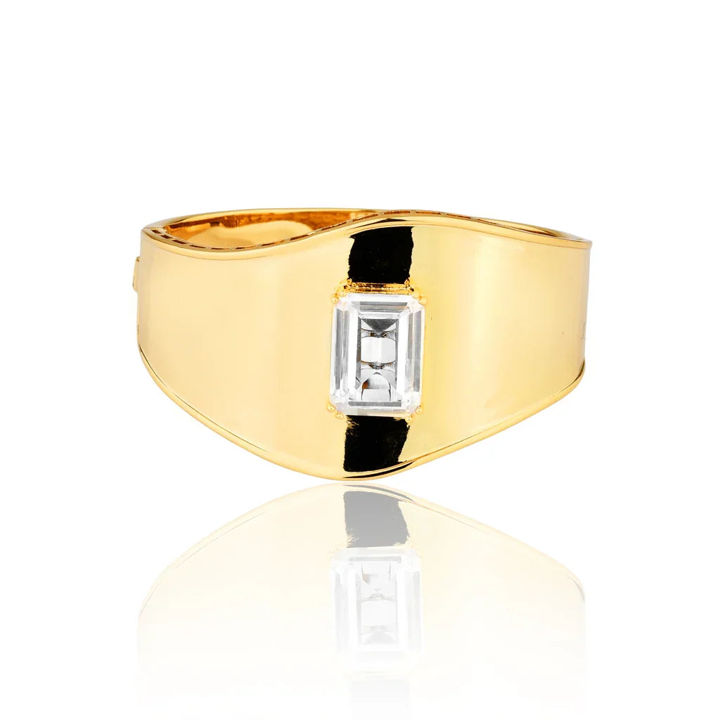 Anel dourado com pedra retangular brilhante, design moderno e elegante