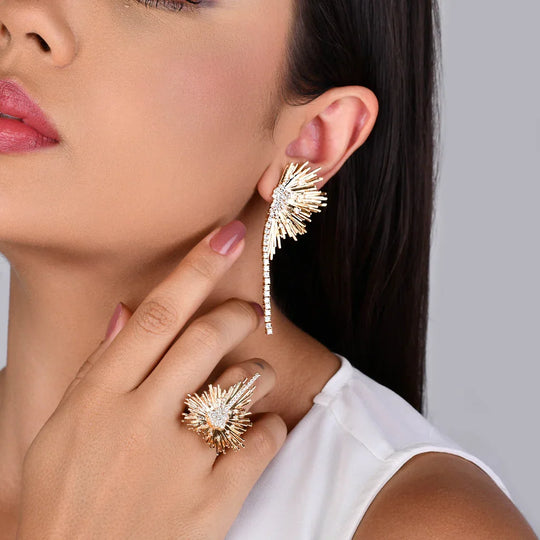 Conjunto Brinco e Anel Zircônias banho ouro 18k em destaque sobre fundo neutro, zircônias cristal AAA cravejadas