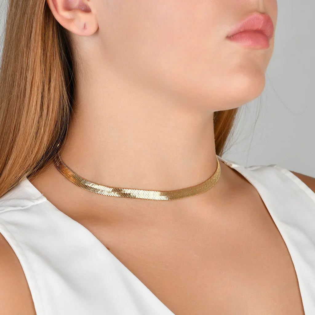 Colar dourado em formato de choker com textura ondulada, joia elegante para mulheres