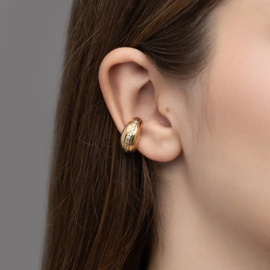 Piercing fake ear cuff cravejado com micro zircônias banho ródio branco em destaque