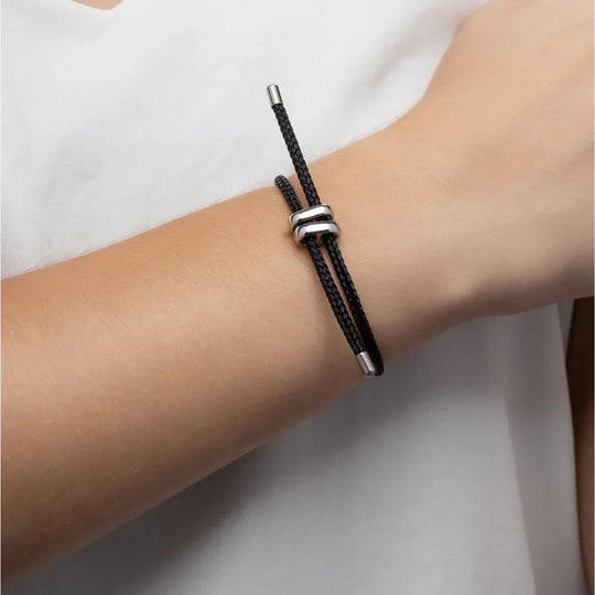Pulseira de Corda Ajustável preta usada no pulso, acessório moderno para o dia a dia