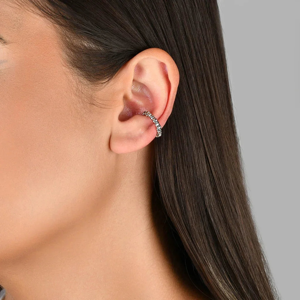Brinco ear cuff prateado com detalhes texturizados, joia moderna e elegante para o dia a dia