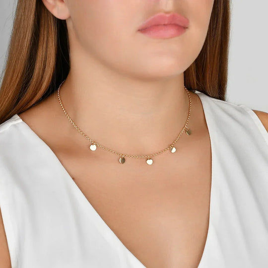 Choker Medalhas banho ouro 18k com pequenas medalhas polidas em destaque, joia delicada e moderna