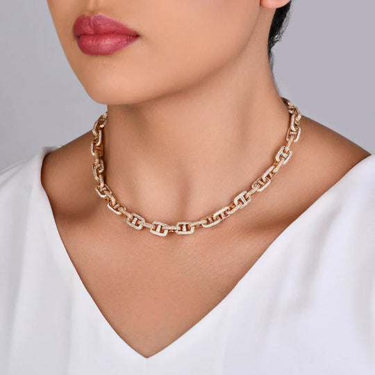 Detalhe dos elos cravejados com zircônias AAA do Colar Elos Cravejado banho ouro 18k