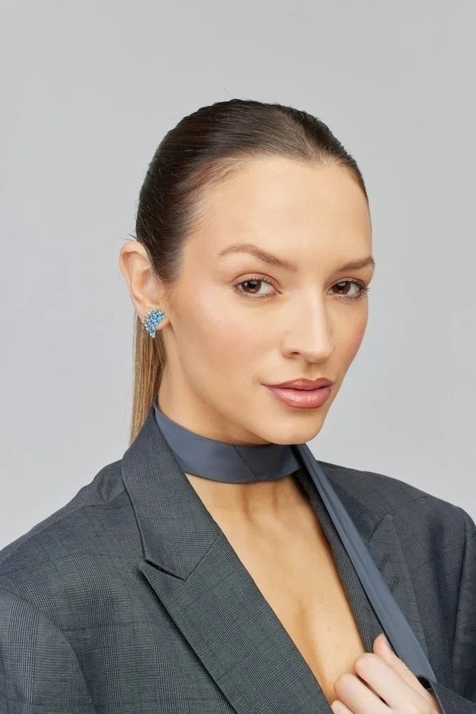 Brinco azul com pedras brilhantes, joia elegante para mulheres, acessório sofisticado e moderno