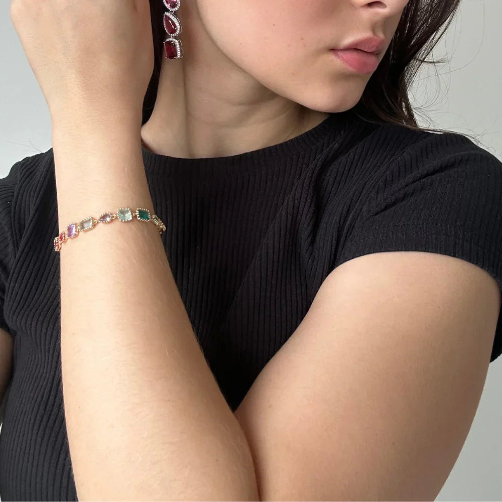 Bracelete colorido com pedras preciosas e brincos combinando, joias elegantes para mulheres