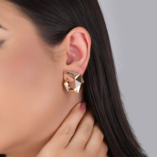 Detalhe da cravação de zircônias cristal do Brinco Circular Zircônias em banho ouro 18k
