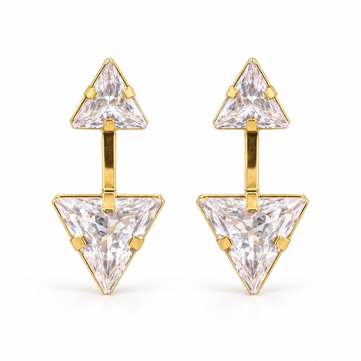 Brinco triângulo zircônia banho ouro 18k com os dois triângulos, fundo branco