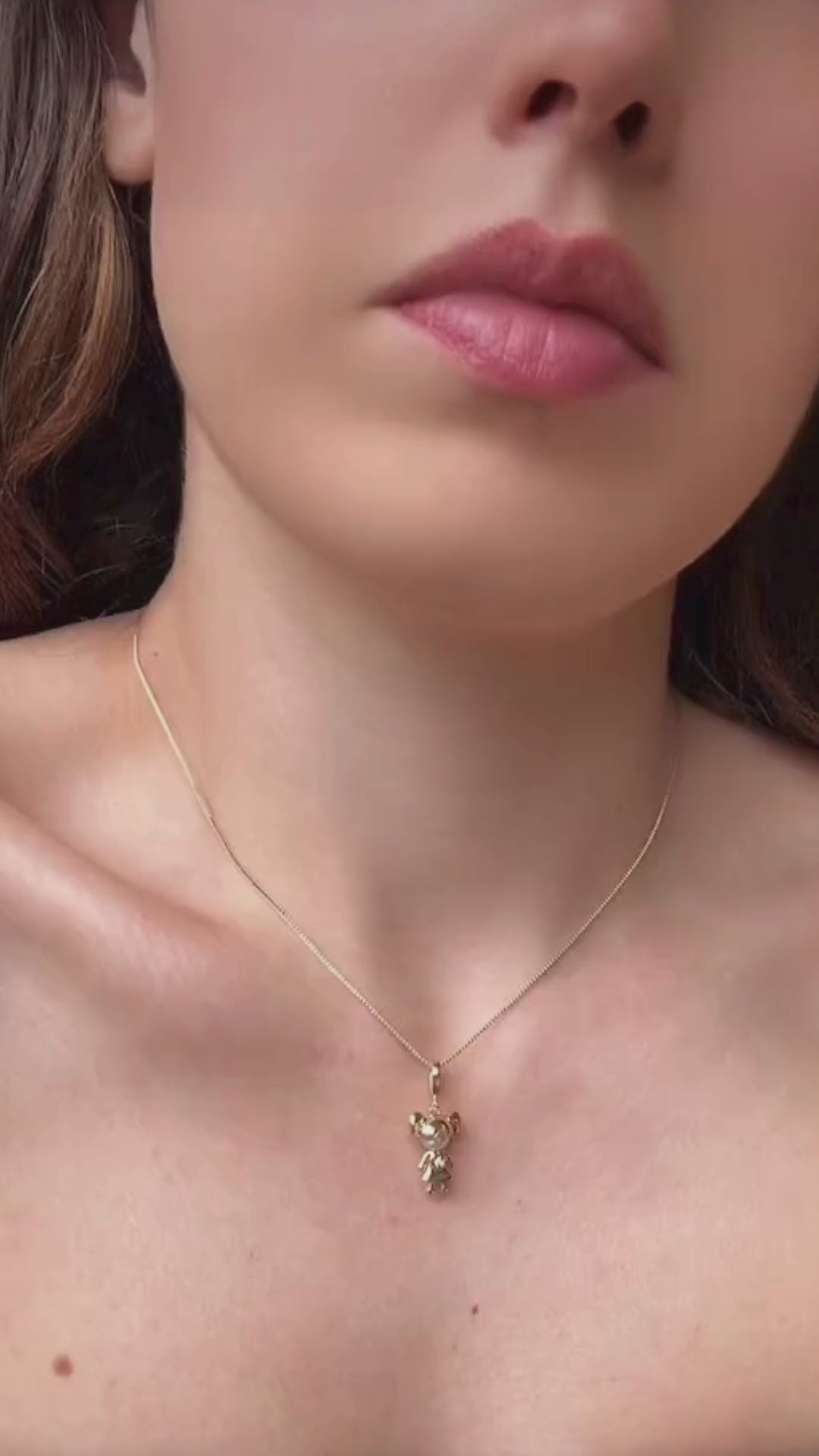 Vídeo do Colar Boneca de Tranças Pérola e Coração banho ouro 18k em uso | Selet Joias