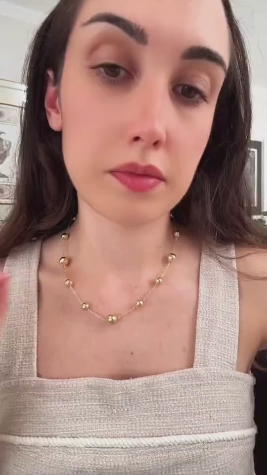 Mulher usando colar bolinha lisa minimalista com visual elegante (foto 9)