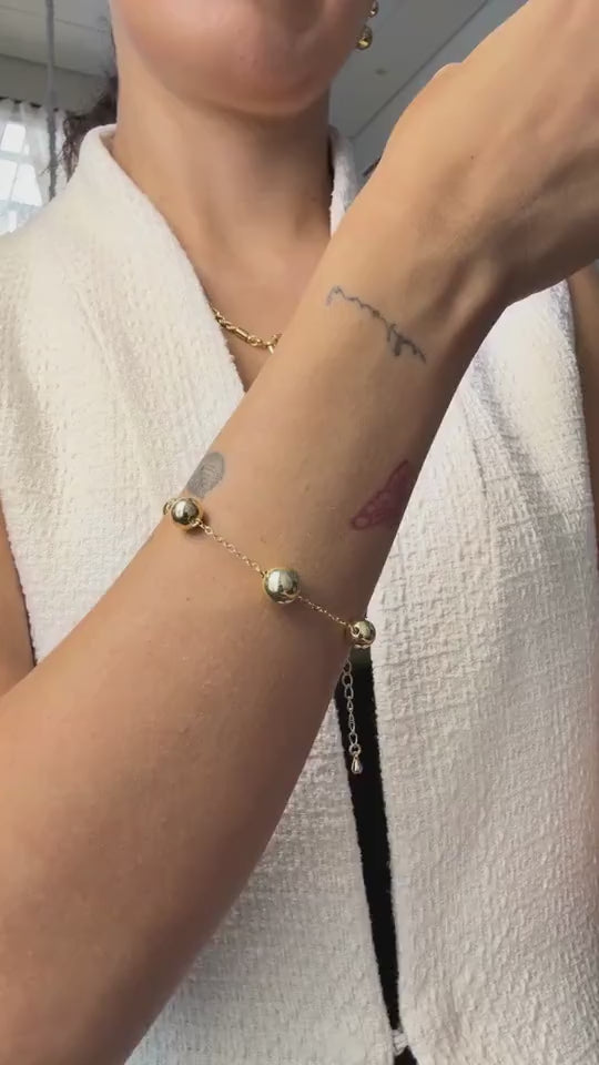 Pulseira Bola Banho Ouro 18k — peça em uso | Selet Joias