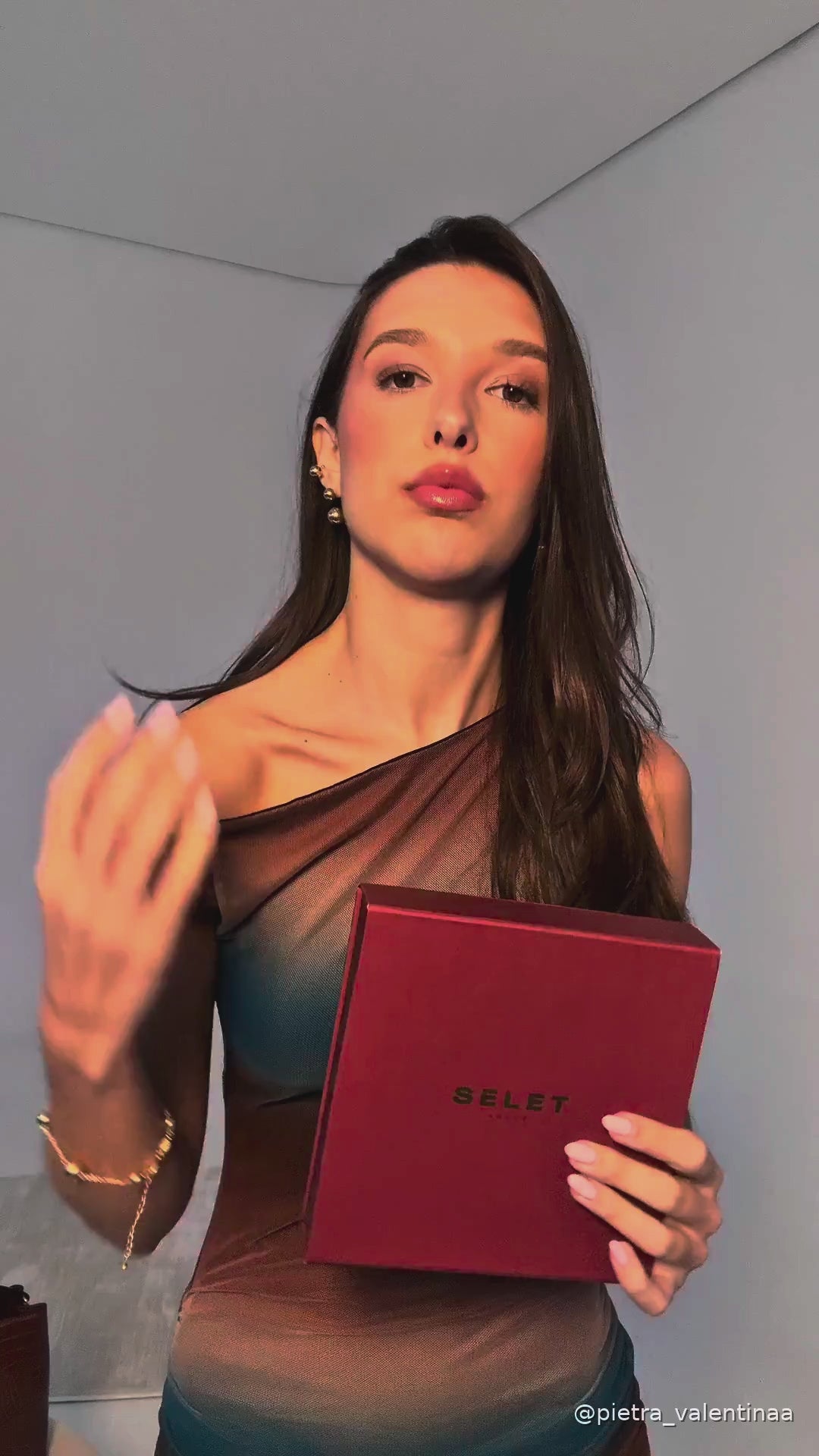 Mulher usando kit completo de choker, brinco e pulseira bola dourada ou prateada (foto 8)