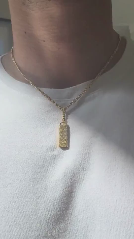 Colar Gravata Placa Micro Zircônias Banho Ouro 18k — peça em uso | Selet Joias