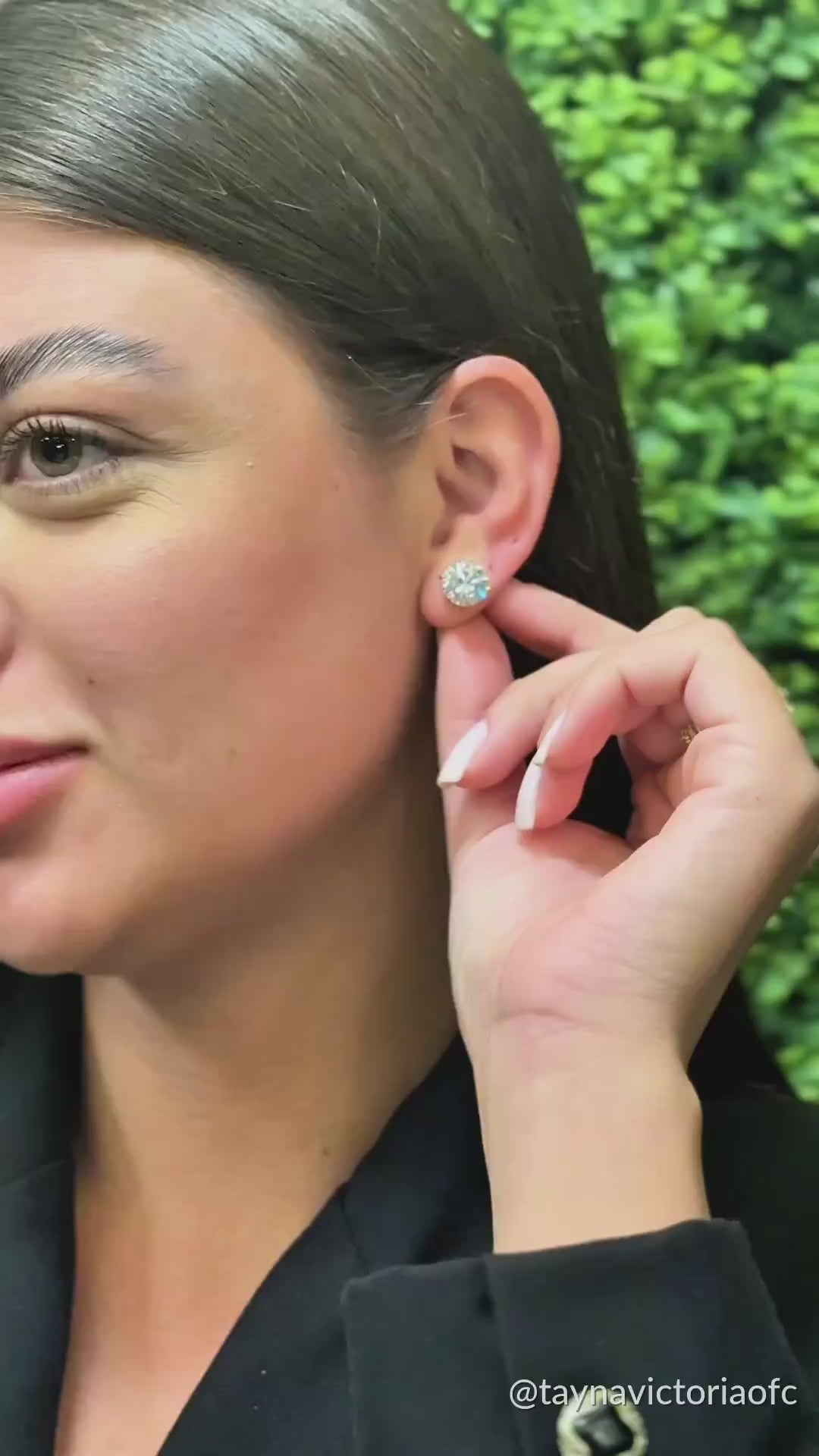 Brinco Solitário 10 mm Banho Ouro 18k ou Ródio Branco — em uso por @taynavictoriaofc | Selet Joias
